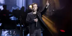 Emre Aydın Yağmura Altında Dört Bin Kişiye Konser Verdi - Yenigün Gazetesi